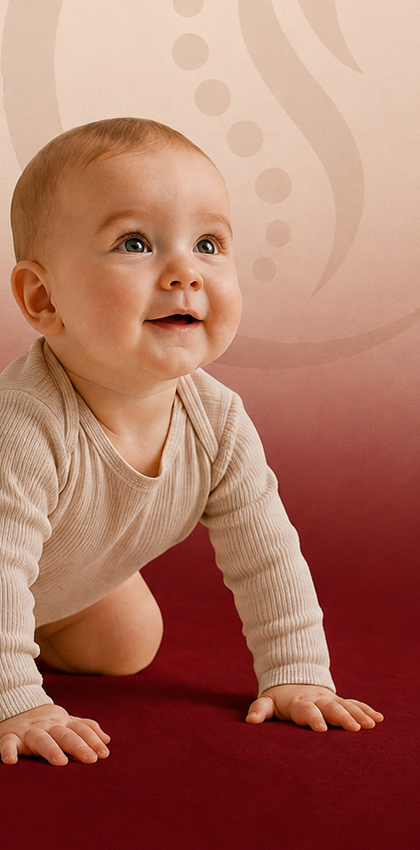 Bebê sorridente engatinhando, acompanhado por cuidado osteopático